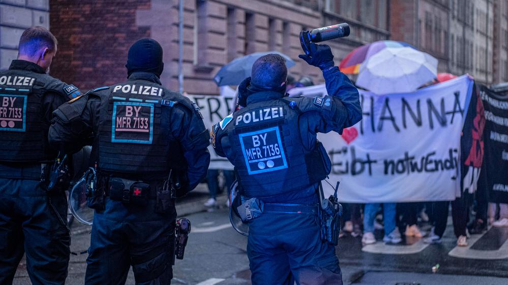 Militanter Antifaschismus: In Solidarität mit der am Montagmorgen in Nürnberg Festgenommenen gingen am Abend rund 250 Personen auf die Straße, um gegen ihre Festnahme zu protestieren.