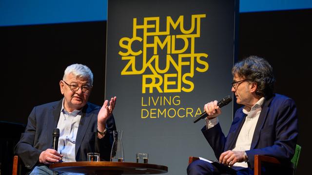 Joschka Fischer: „Ohne Demokratie sind die besten Absichten nichts“