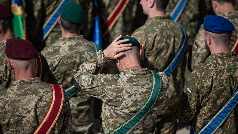 Roderich Kiesewetter: Ukrainische Soldaten während der Feierlichkeiten zum vergangenen Unabhängigkeitstag am 24. August 2023 in Kiew. Die Ukraine will wehrpflichtige Männer zur Heimkehr bewegen.