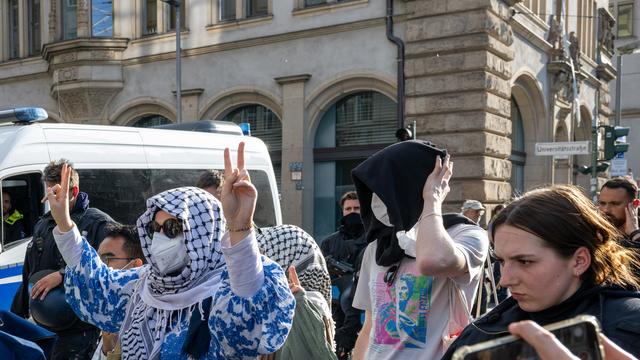 Propalästinensische Proteste: Aktivisten verlassen Gebäude der Berliner Humboldt-Universität