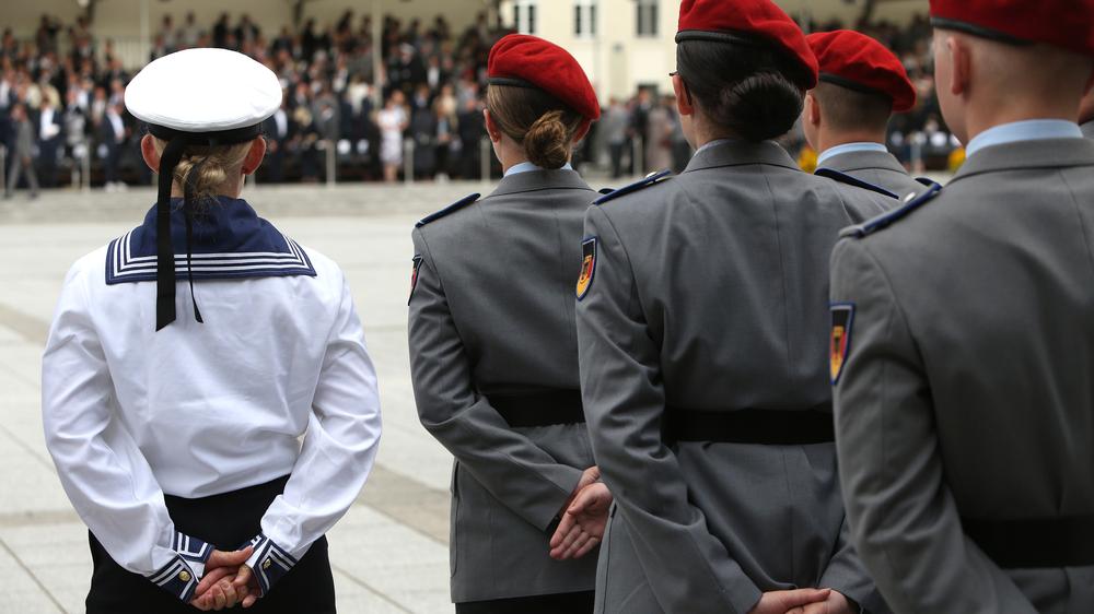 Debatte um Wehrpflicht: Neue Rekruten der Bundeswehr legen am 20. Juli 2023 in Berlin ihren Diensteid ab.