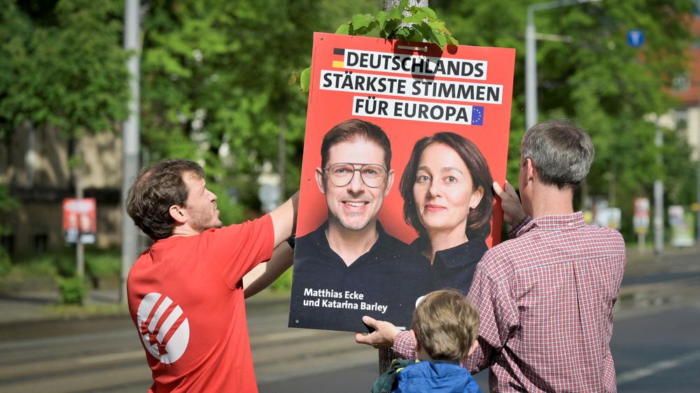 Angriff auf Europaabgeordneten: Freiwillige montieren ein Plakat der SPD-Partei am Tag des Protests für Demokratie und gegen Gewalt an Matthias Ecke, Mitglied des Europäischen Parlaments, in Dresden.
