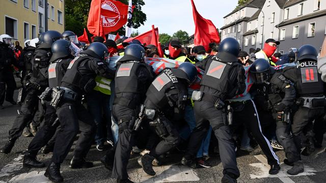 Essen: Erster Zusammenstoß von Demonstrierenden mit Polizei bei AfD-Parteitag