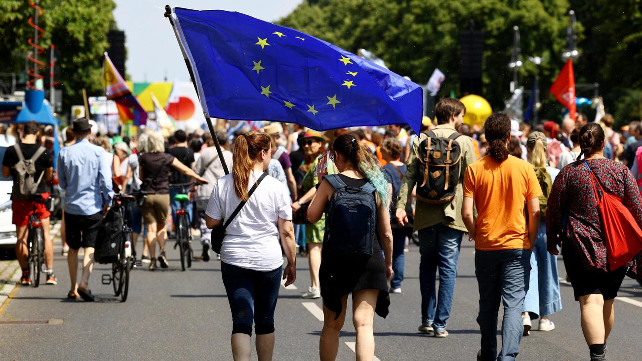 Rechtsextremismus: Tausende Demonstrieren Bundesweit Gegen Rechts ...