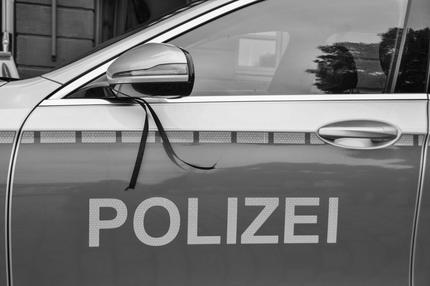 Ein schwarzes Band ist als Trauerflor an einem PKW der Polizei angebracht. Ab sofort und bis zum Tag der Beisetzung des 29-Jährigen soll an allen Streifenwagen der Polizei Baden-Württemberg Trauerflor angebracht werden, wie das Innenministerium in Stuttgart mitteilte.