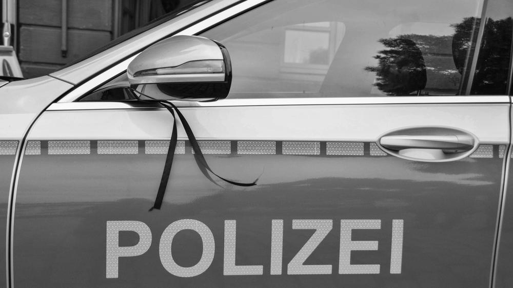 Als Zeichen der Trauer ist an einem Polizeiauto eine schwarze Schleife befestigt. Ab sofort und bis zum Tag der Beerdigung des 29-Jährigen werden alle Streifenwagen der Polizei in Baden-Württemberg ein Trauerzeichen tragen, teilte das Innenministerium in Stuttgart mit.