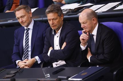 Die Einigung im für den Bundeshaushalt 2025 stellt für viele Beobachter eher einen Burgfrieden dar: Bundesfinanzminister Christian Lindner (l.), Bundeswirtschaftsminister Robert Habeck (m.) und Bundeskanzler Olaf Scholz (r.) im Bundestag