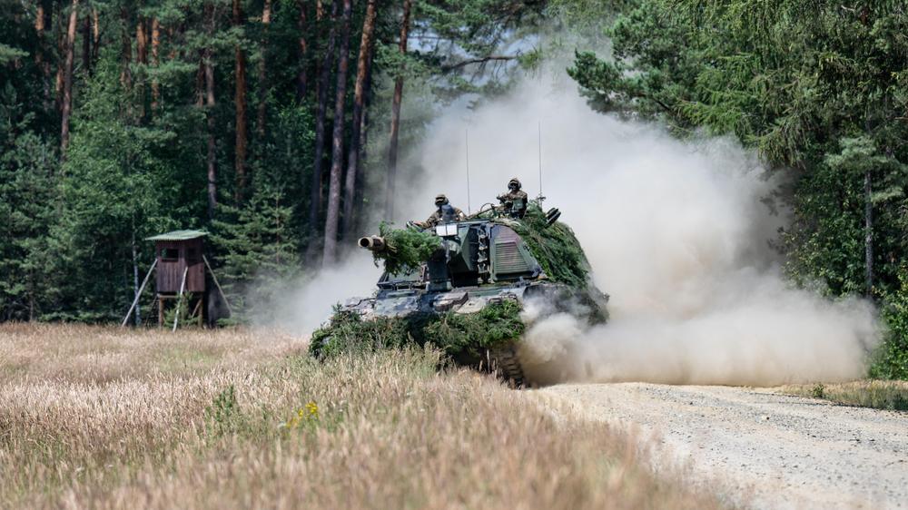 Bundeswehr: Eine Panzerhaubitze der Bundeswehr fährt auf dem Gelände des Truppenübungsplatzes Weiden-Frauenricht.