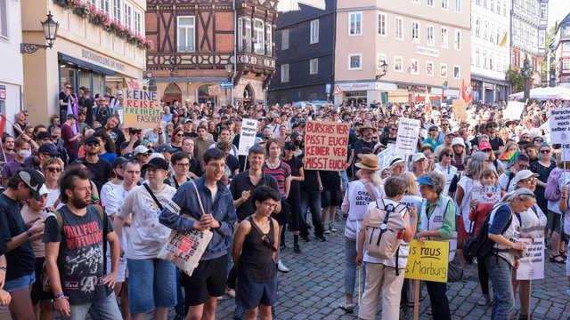 Identitäre Bewegung: Tausende protestieren gegen Rechtsextremist Martin Sellner