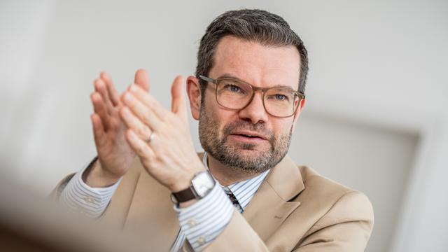 Migration: Buschmann will im Ausland registrierten Geflüchteten Hilfen kürzen 