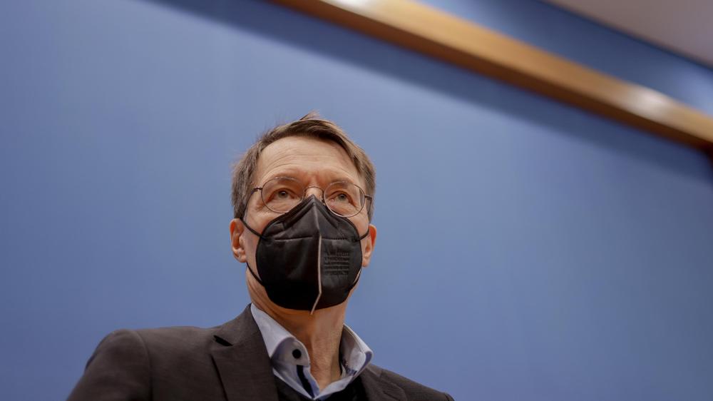 Karl Lauterbach: Health Minister Karl Lauterbach (SPD) with mask in the Bundespresse conference