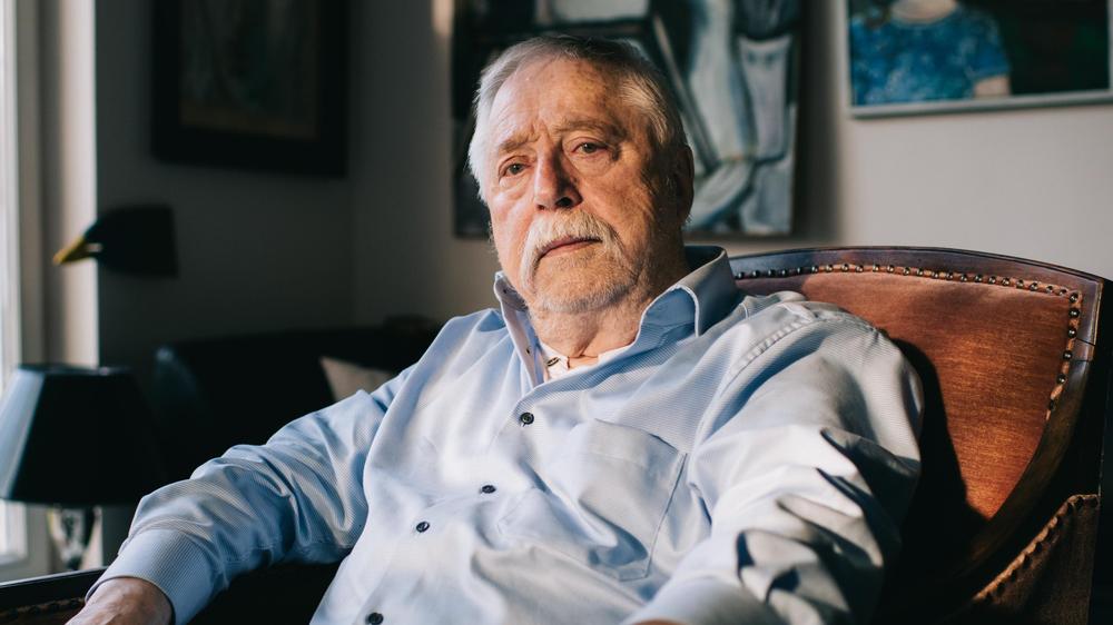 Wolf Biermann: Wolf Biermann, 87, fotografiert in seinem Haus in Hamburg. 1976 wurde er vom Regime zwangsweise aus der DDR ausgebürgert. Die Haltung vieler Ostdeutscher missfällt ihm: "Den Bequemlichkeiten der Diktatur jammern sie nach, und die Mühen der Demokratie sind ihnen fremd."