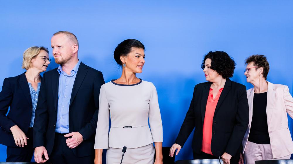 Sahra Wagenknecht-Bündnis: Sahra Wagenknecht und ihre Mitstreiterinnen am Montag in Berlin, links die Thüringer Spitzenkandidatin Katja Wolf, rechts die sächsische Frontfrau Sabine Zimmermann