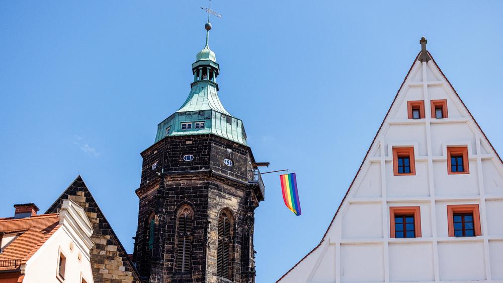 Sachsen: In Pirna wird die Ausstellung zu Geflüchteten nach Kritik nun doch öffentlich gezeigt.