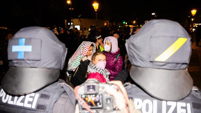 7. Oktober: Israelfeindliche Parolen auf propalästinensischer Demo in Berlin