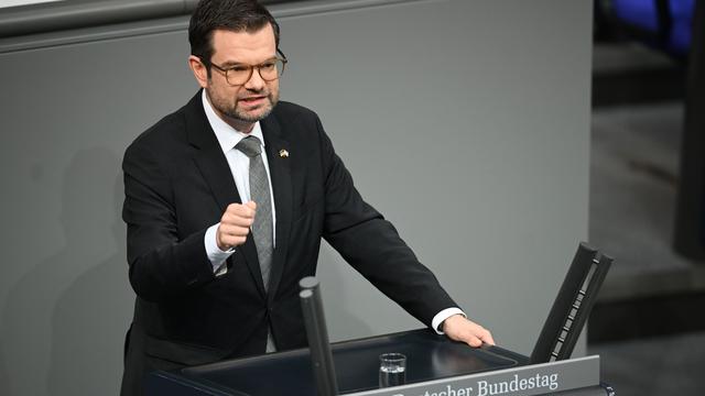 Bundestag: Fast alle Fraktionen unterstützen mehr Schutz für Verfassungsgericht