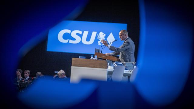 CSU-Parteitag: Merz kündigt entschiedenes Vorgehen gegen "irreguläre Migration" an