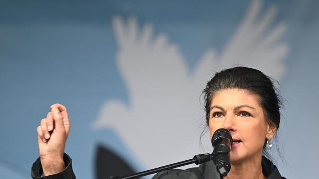 Friedensdemo in Berlin: Wagenknecht wirft Baerbock vor, ein "Sicherheitsrisiko" zu sein