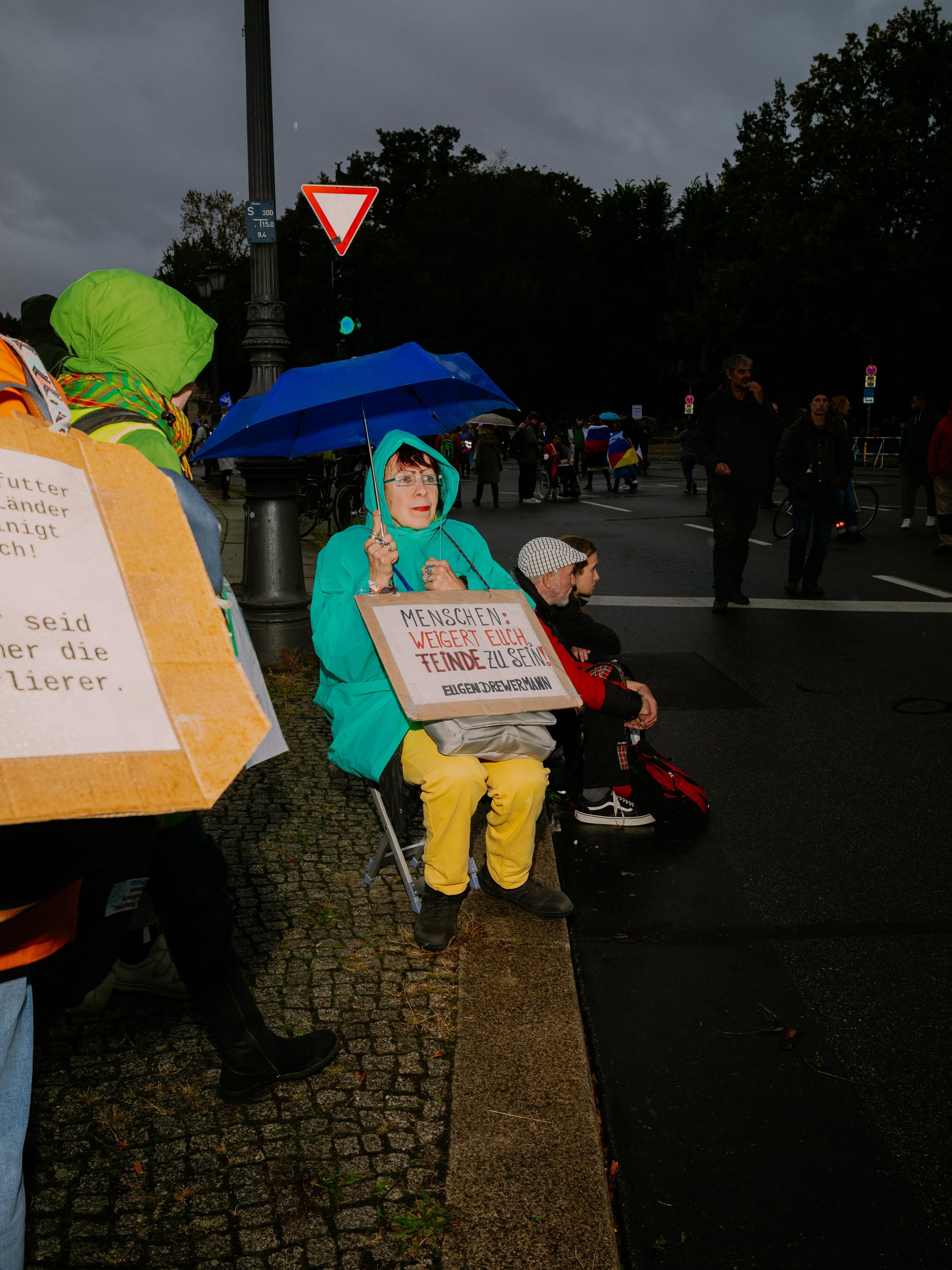 Friedensdemo: Een demonstrant in der Siegessäule