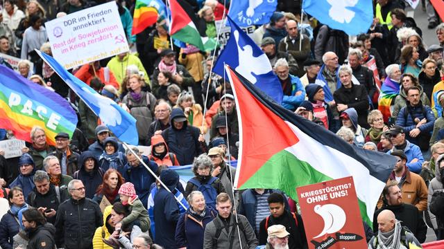 Peace Demonstration in Berlin: Thousands protest against war in Berlin