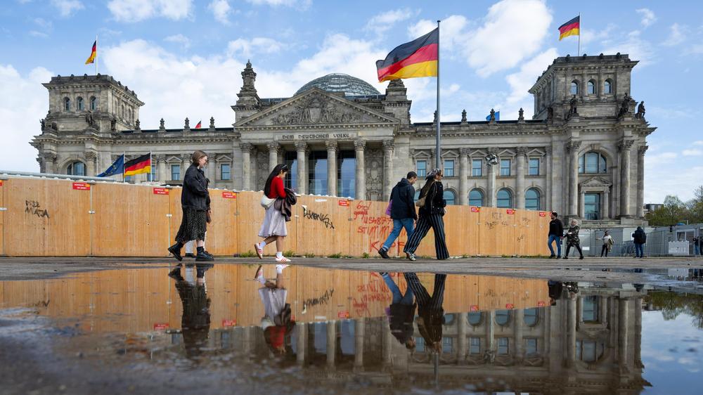 Ende der Ampelkoalition: Reichstagsgebäude in Berlin: 65 Prozent der Deutschen plädieren für möglichst rasche Neuwahlen.