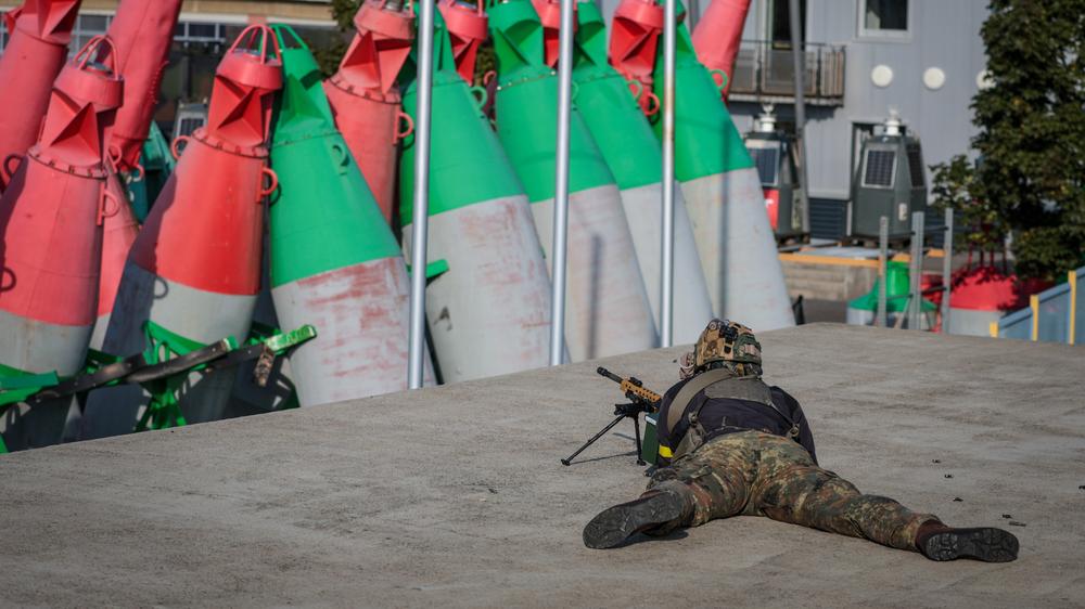 Heimatschutz: Attacke in Bremerhaven: Ein Soldat spielt bei der Übung Fishtown Guard 2024 im September einen Angreifer. Reservisten verteidigen den Tonnenhof.