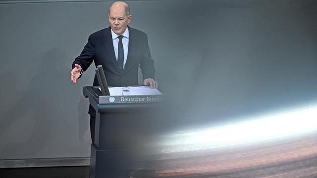 Debatte zur Regierungserklärung: Scholz sucht Kompromisse, Merz wirft Kanzler Spaltung des Landes v…