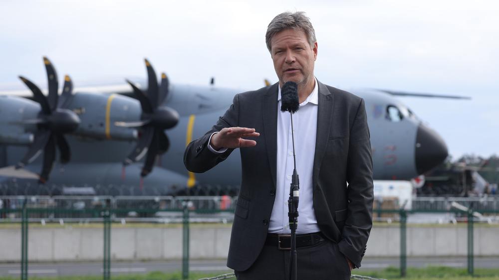 Verteidigung: Wirtschaftsminister Robert Habeck will "fast doppelt so viel für unsere Verteidigung ausgeben".