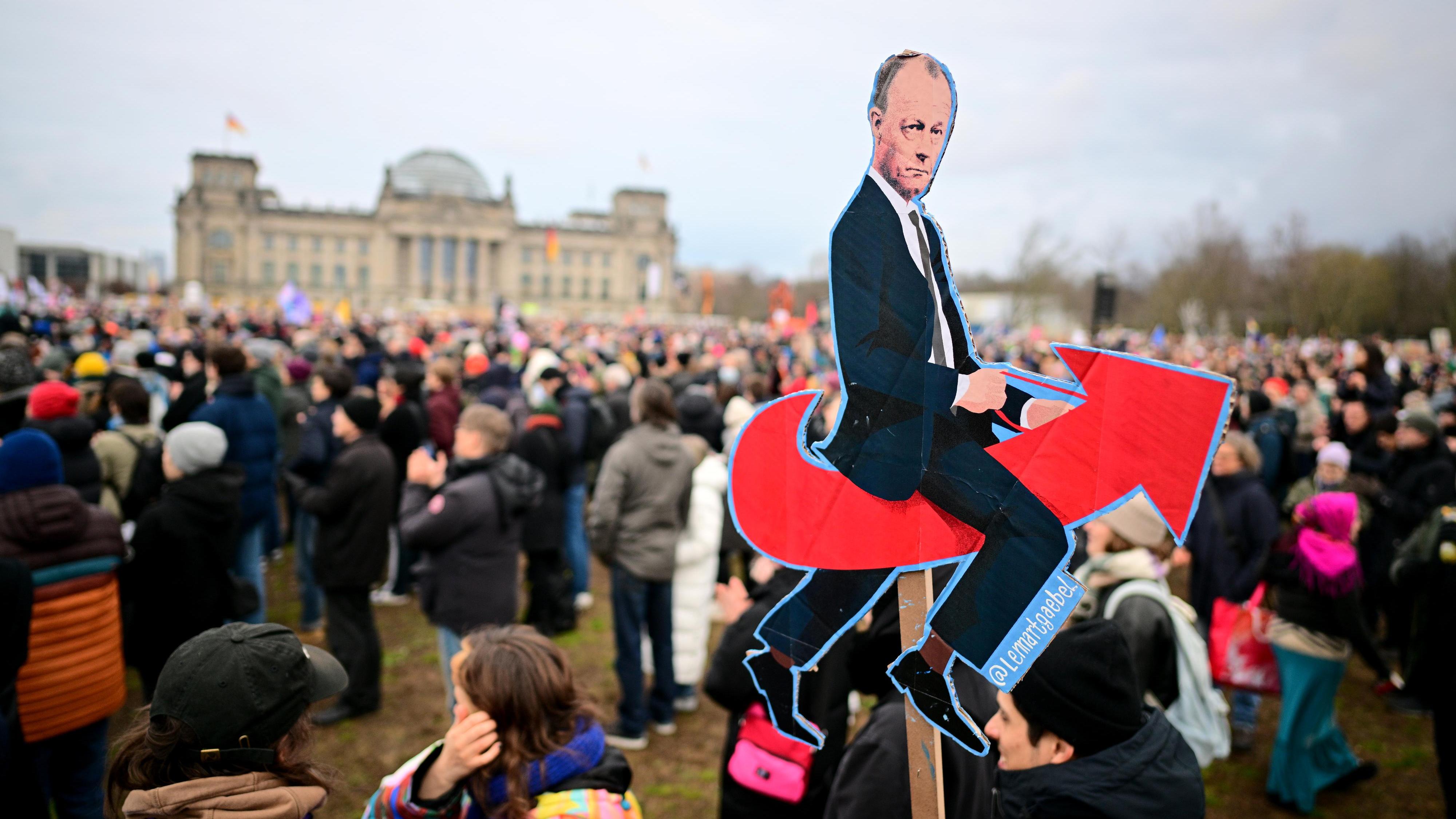 Demonstrationen gegen rechts: Der CDU -Chef Friedrich Merz fährt das AFD -Logo auf einem Protestplakat.