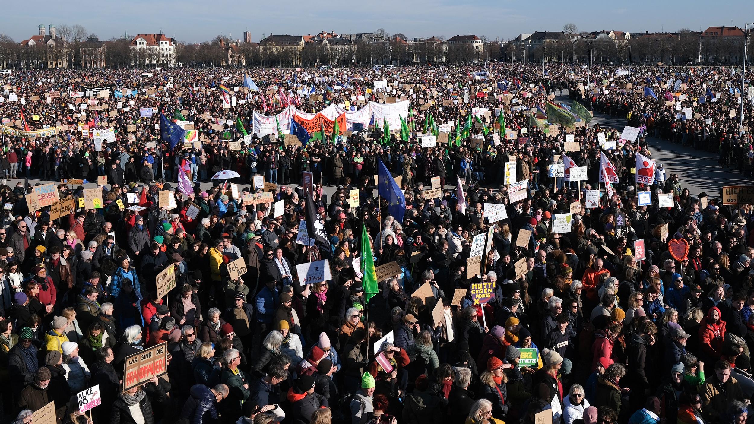 Bundestagswahl 2025: Auf der Theresienwiese in München versammelten sich am Samstag nach Polizeiangaben etwa 250.000 Menschen.