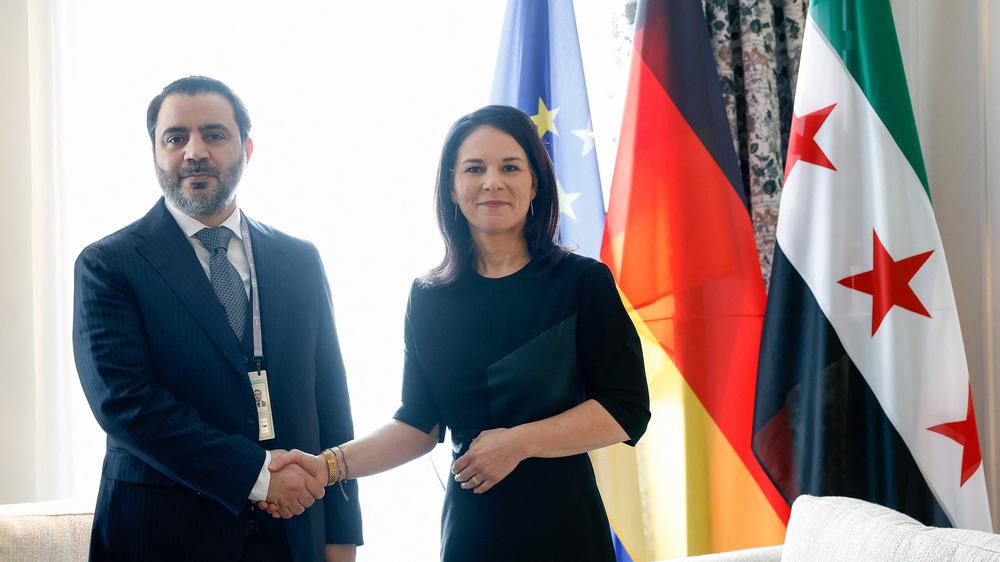 Syrien: Annalena Baerbock und Syriens Außenminister Asaad al-Schaibani bei der Münchner Sicherheitskonferenz im Februar: Vor der Syrien-Konferenz sicherte Baerbock dem Land weitere Aufbauhilfen zu.