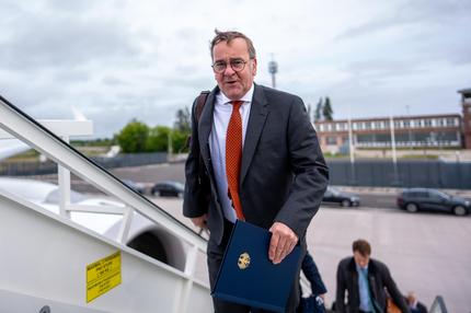 Boris Pistorius in Litauen: Auf dem Weg nach Vilnius: Verteidigungsminister Boris Pistorius (SPD) steigt in ein Flugzeug der Flugbereitschaft der Luftwaffe.