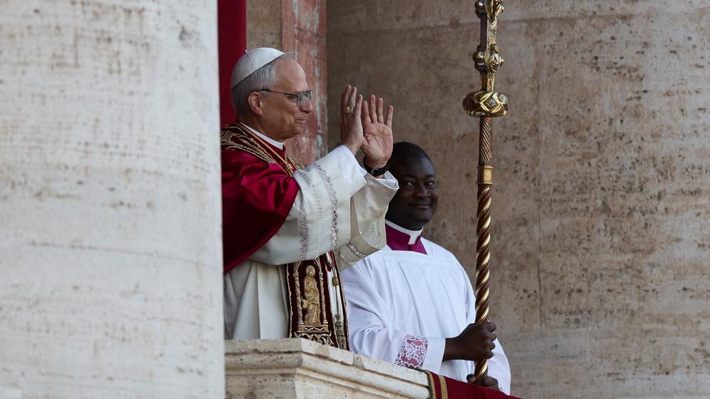  Newly elected Pope Leo XIV, Cardinal Robert F. Prevost of the U.S., appears on the balcony of St. Peter's Basilica at the Vatican, May 8, 2025. REUTERS/Stoyan Nenov