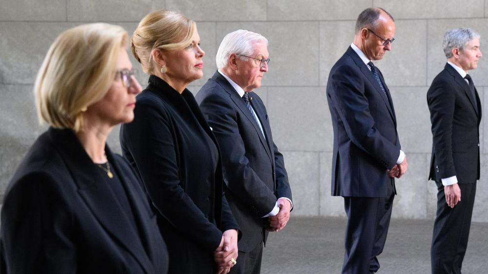  Anke Rehlinger, Ministerpräsidentin des Saarlands und amtierende Bundesratspräsidentin, Bundestagspräsidentin Julia Klöckner, Bundeskanzler Friedrich Merz und Stephan Harbarth. An der Neuen Wache legten sie einen Kranz nieder.