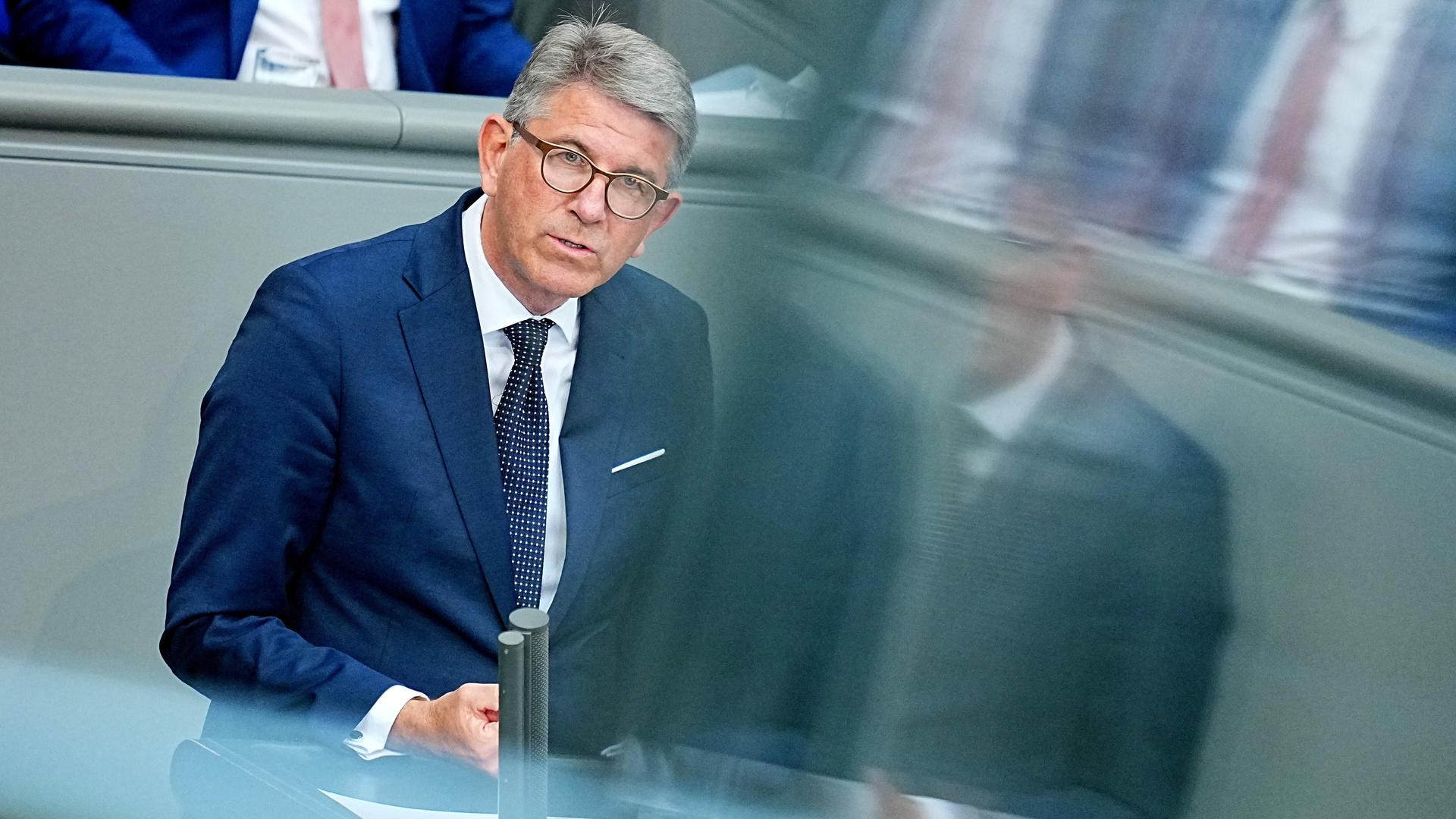 Digitalsteuer: Weimer kündigt Zehn-Prozent-Abgabe für Internetkonzerne an