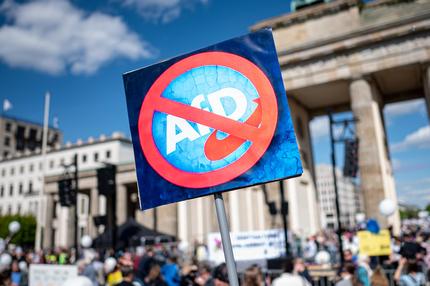 Parteitag: Eine Person hält am bundesweiten Aktionstag "Keine Ausreden mehr - AfD-Verbot jetzt!" am Brandenburger Tor ein Schild mit einem durchgestrichenen Logo der AfD. Dazu aufgerufen haben das Bündnis «Zusammen gegen rechts» gemeinsam mit der Kampagne «AfD-Verbot-Jetzt» und weiteren zivilgesellschaftlichen Organisationen.

Service
+++ dpa-Bildfunk +++

Aufnahmedatum
11.05.2025

Bildnachweis
picture alliance/dpa | Fabian Sommer