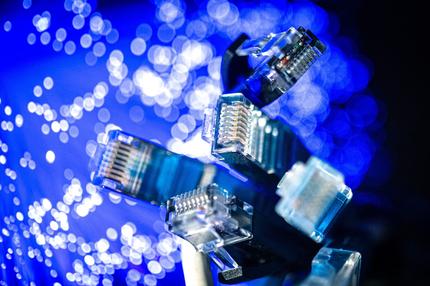 Telekommunikationsgesetz: ILLUSTRATION - Zahlreiche Netzwerkkabel (LAN-Kabel) liegen auf einem Tisch. Die Bundesregierung veröffentlicht den Fortschrittsbericht zum Ausbau von Glasfaser- und 5G-Netzen.