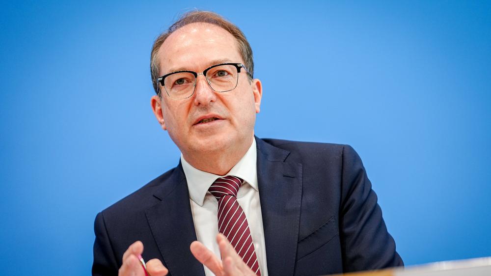 Niederlande: Bundesinnenminister Alexander Dobrindt (CSU) kritisiert das Vorgehen einer selbsternannten Bürgerwehr in den Niederlanden, die eigenmächtig Grenzkontrollen durchführte.