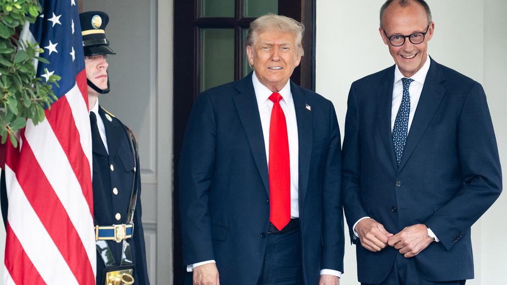  US-Präsident Donald Trump begrüßt den deutschen Bundeskanzler Friedrich Merz im Weißen Haus.
