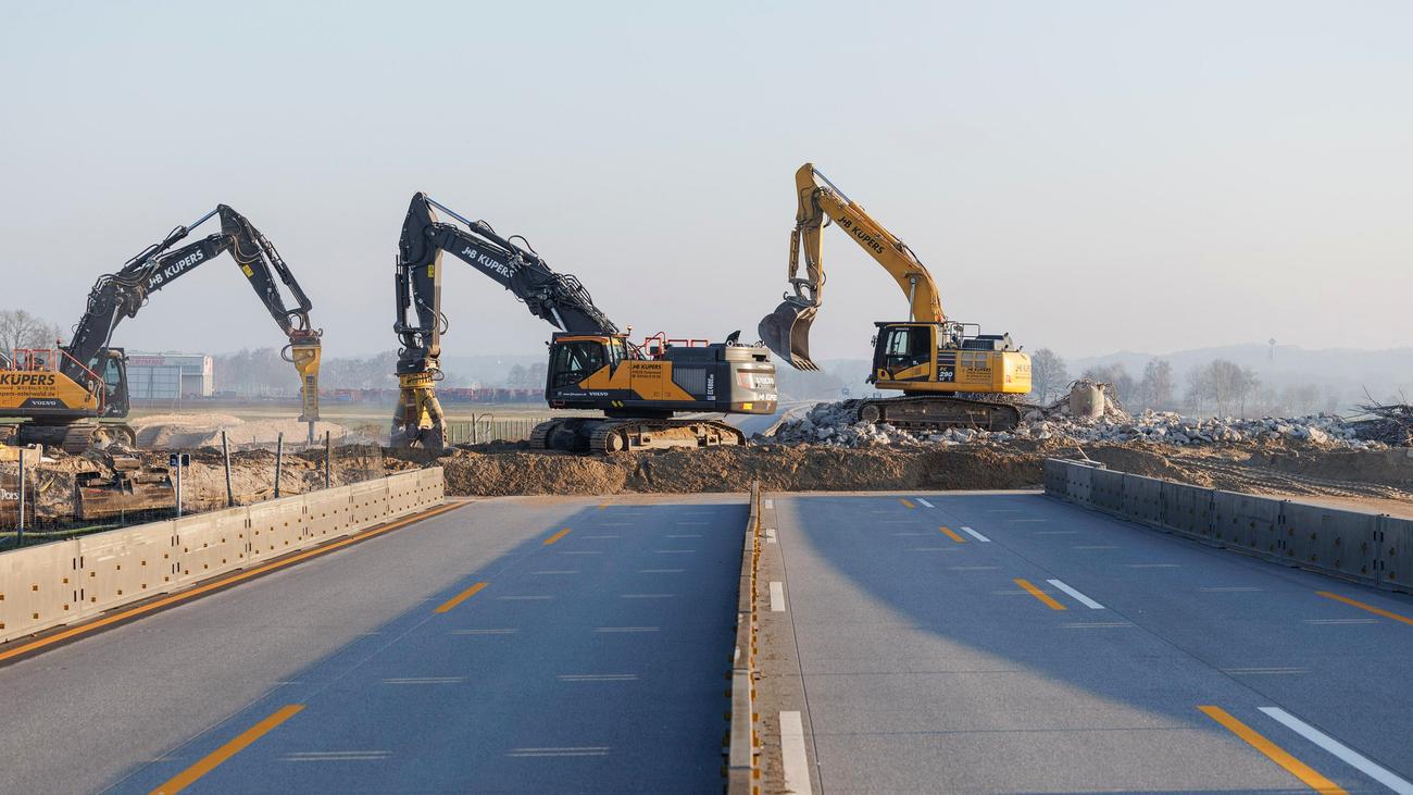 Special funds: Concrete and bridges alone do not strengthen democracy