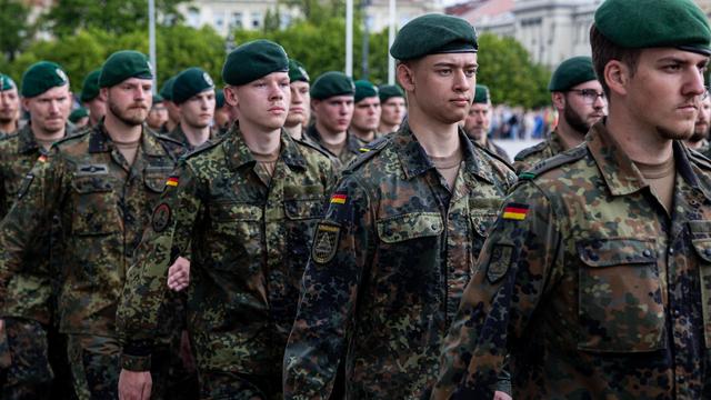 Bundeswehr: Lars Klingbeil lehnt Rückkehr zur alten Wehrpflicht ab