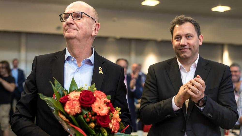 Brandenburg: Dietmar Woidke (links) wurde beim Landesparteitag der SPD in Cottbus wieder zum SPD-Landesvorsitzenden gewählt – auch Vizekanzler Lars Klingbeil (rechts) war dabei.