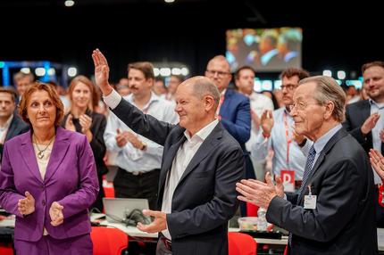 SPD-Parteitag: Olaf Scholz (SPD), ehemaliger Bundeskanzler, nimmt den Applaus der Delegierten neben seiner Frau Britta Ernst und Franz Müntefering beim SPD-Bundesparteitag entgegen. Auf dem Parteitag will die SPD ein neues Präsidium und einen neuen Parteivorstand wählen. +++ dpa-Bildfunk +++