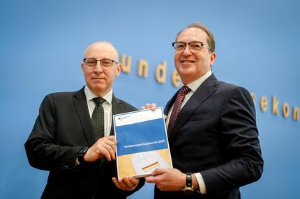 Verfassungsschutzbericht 2024: Alexander Dobrindt (r, CSU), Bundesinnenminister, und Sinan Selen, Vizepräsident des Bundesamtes für Verfassungsschutz, stellen den Verfassungsschutzbericht 2024 vor.