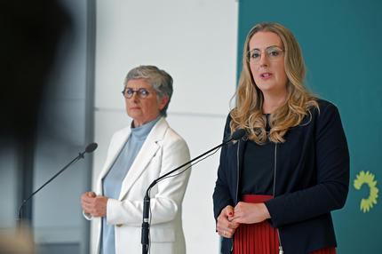 Wahl der Verfassungsrichter: Britta Haßelmann (l), Fraktionsvorsitzende von Bündnis 90/Die Grünen, und Katharina Dröge, Fraktionsvorsitzende von Bündnis 90/Die Grünen, geben am Rande der Sitzung des Bundestags während einer Sitzungsunterbrechung eine Pressekonferenz. Ein Tagesordnungspunkt ist die Wahl von Richtern für das Bundesverfassungsgericht.

Service
+++ dpa-Bildfunk +++

Aufnahmedatum
11.07.2025

Bildnachweis
picture alliance/dpa | Niklas Treppner