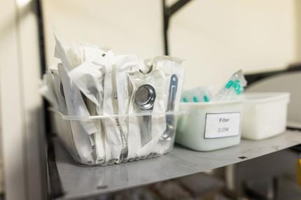 Rauschgiftkonsum: 22/02/2024 Einzeln verpackte Löffel sowie Filter für den Drogenkonsum sind im AWO-Kontaktladen in Freiburg zu sehen. Nach Angaben der Stadt sterben in Freiburg im Durchschnitt jährlich rund zehn Menschen an einer Überdosis. Diesem Problem will die Stadtverwaltung mit der Einrichtung eines Drogenkonsumraums begegnen.