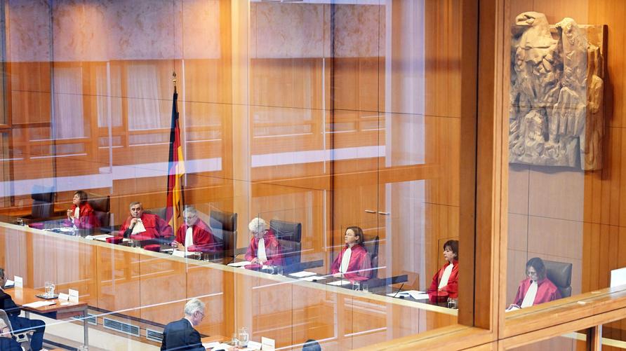 Bundesverfassungsgericht: Der Zweite Senat des Bundesverfassungsgericht, (l-r) Astrid Wallrabenstein, Peter Müller, Peter M. Huber, Doris König (Vorsitz), Monika Hermanns, Sibylle Kessal-Wulf und Christine Langenfeld, verkündet das Urteil zu milliardenschweren EU-Corona-Fonds (Durch eine Scheibe fotografiert). Laut dem Urteil sind die Verfassungsbeschwerden erfolglos.

Service
+++ dpa-Bildfunk +++

Aufnahmedatum
06.12.2022

Bildnachweis
picture alliance/dpa | Uli Deck
