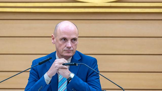 Baden-Württemberg: Landtagsvizepräsident Born tritt nach Hakenkreuz-Skandal zurück