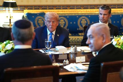 Krieg in Gaza: WASHINGTON, DC - JULY 07: U.S. President Donald Trump, seated next to Secretary of Defense Pete Hegseth, hosts Israeli Prime Minister Benjamin Netanyahu for a dinner in the Blue Room of the White House on July 7, 2025, in Washington, DC. Trump is hosting Netanyahu to discuss a potential ceasefire agreement to end the fighting in Gaza. (Photo by Andrew Harnik/Getty Images)