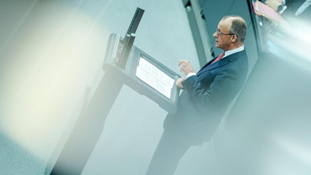  Bundeskanzler Friedrich Merz (CDU) bei der Generaldebatte im Bundestag